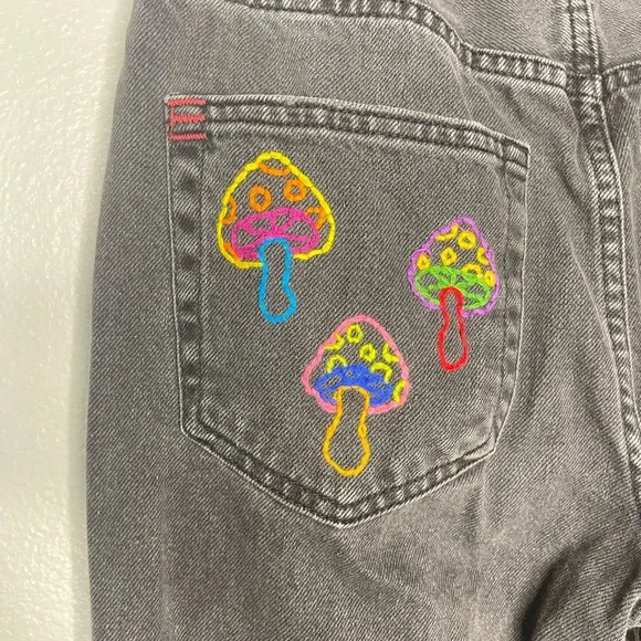 BDG Urban Outfitters Black High Rise Mushroom Embroidered Size 24 - Picture 7 of 7